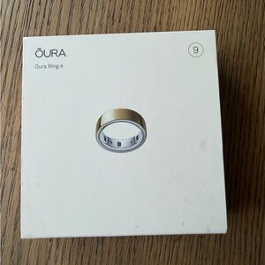 Oura Ring 4 - Gold and White